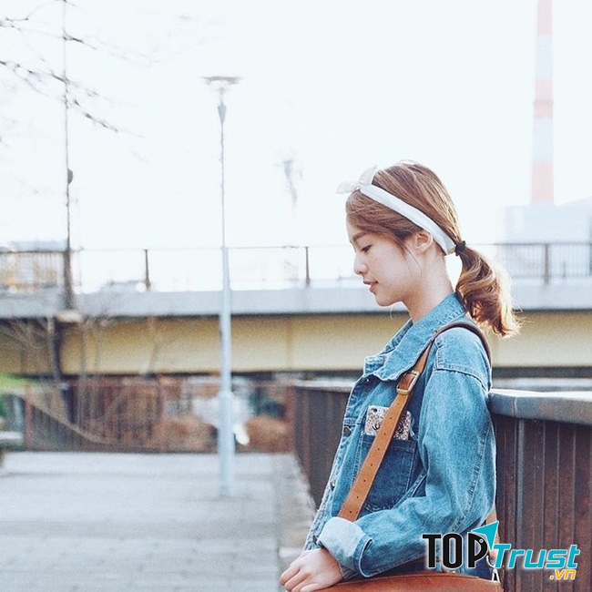 Tóc buộc thấp với băng đô giúp tôn thêm nét dịu dàng, nữ tính