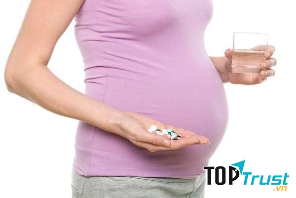 Để tránh tình trạng này, mỗi ngày mẹ bầu nên bổ sung ít nhất là 27mg sắt và 1300 – 2000mg canxi