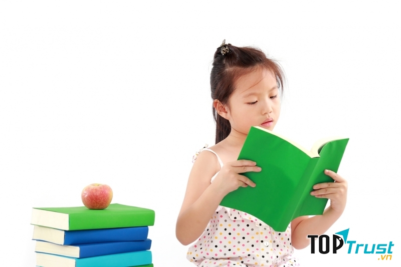 Đọc sách cho bé trước khi đi ngủ có thể giúp bạn và bé thân thiết với nhau hơn.