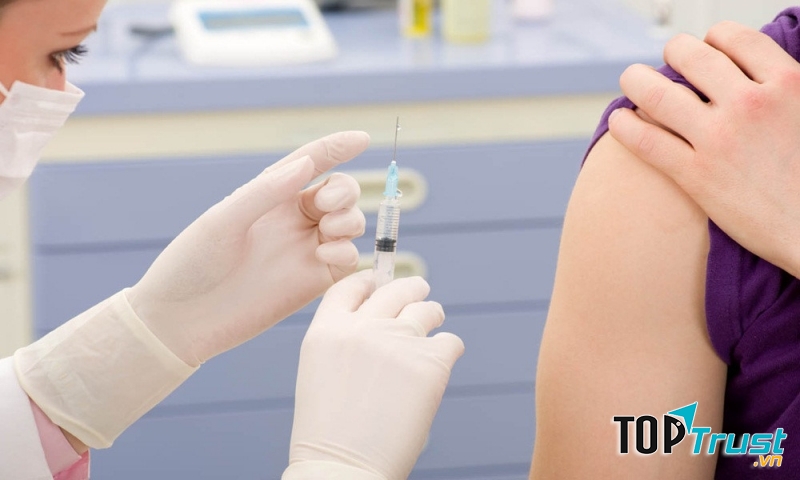 Tiêm thuốc tại nhà theo chỉ định của bác sỹ. Ảnh minh họa.