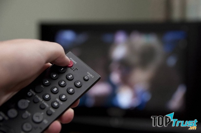 Nhớ kiểm tra pin trước khi sử dụng điều khiển từ xa