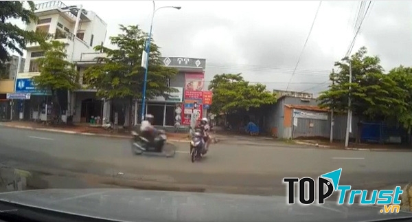 Xe đi từ đường nhánh ra đường chính nhưng không nhường đường