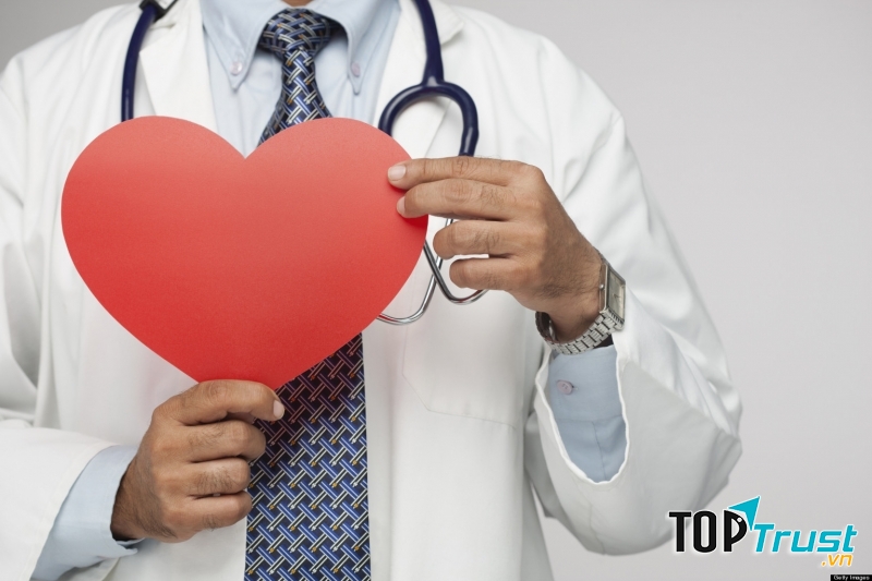 Những căn bệnh như tăng huyết áp, nhồi máu cơ tim lại hoàn toàn dẫn đến những biến chứng nghiêm trọng cho não bộ như vỡ động mạch, tai biến mạch máu não, từ đó ảnh hưởng rất nhiều đến trí nhớ sau này của người già.