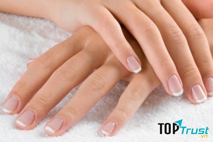 Dầu thầu dầu điều trị móng tay giòn và dễ gãy cực tốt