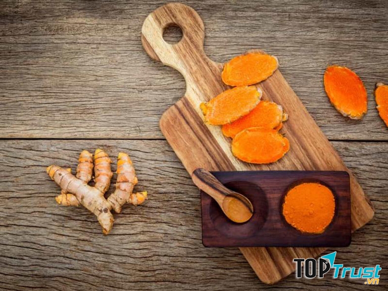 Điều trị rạn da sau khi sinh bằng nghệ tươi là phương pháp phổ biến được nhiều người thực hiện