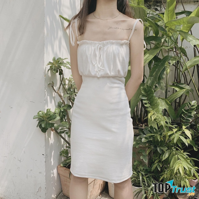 Phong cách quần áo của shop chủ yếu là bánh bèo, nữ tính.