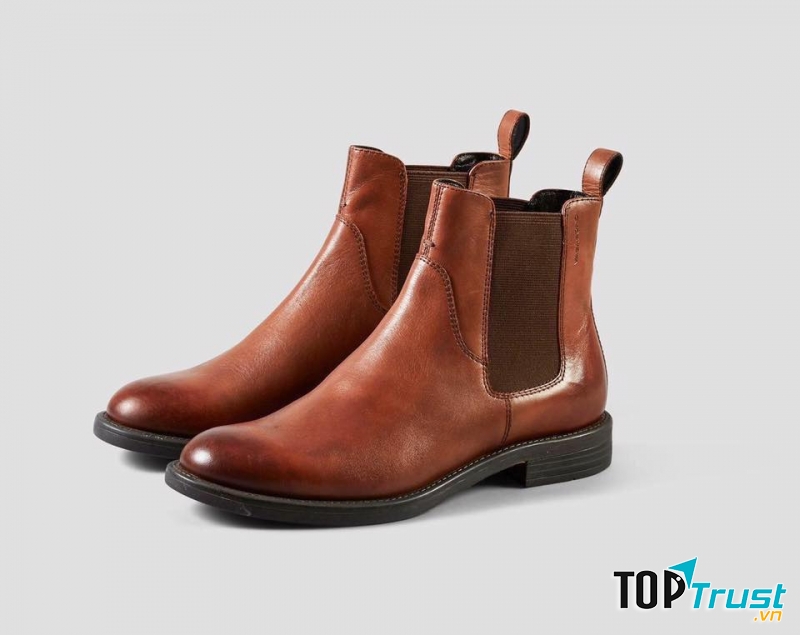 Giày ở đây là giày xuất khẩu với sự đa dạng về mẫu, từ giày bệt đến giày cao gót, oxford, sandal, boot