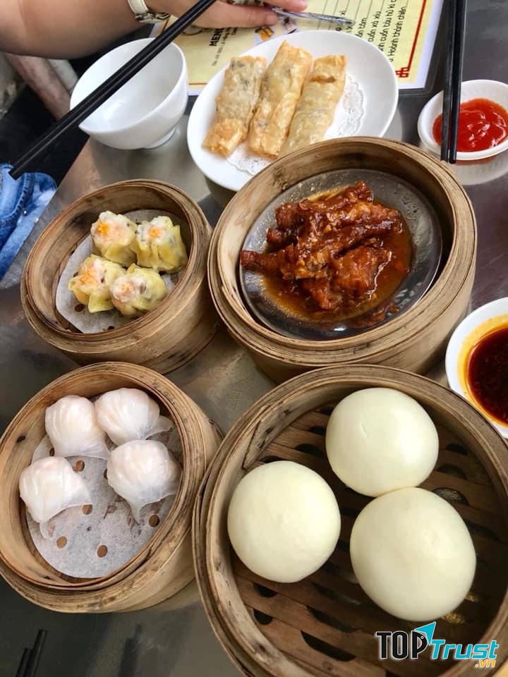 Nước chấm được pha chế rất ngon, hơi cay nhẹ để tăng mùi vị