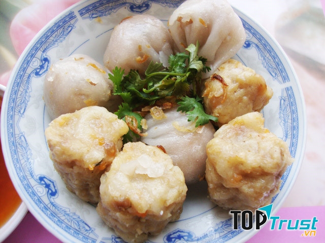 Đĩa há cảo nóng hổi ở đường Nguyễn Văn Cừ