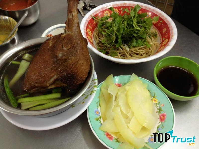 Dìn Chón là quán mì truyền thống của người Hoa mở cũng khá lâu ở Sài Gòn