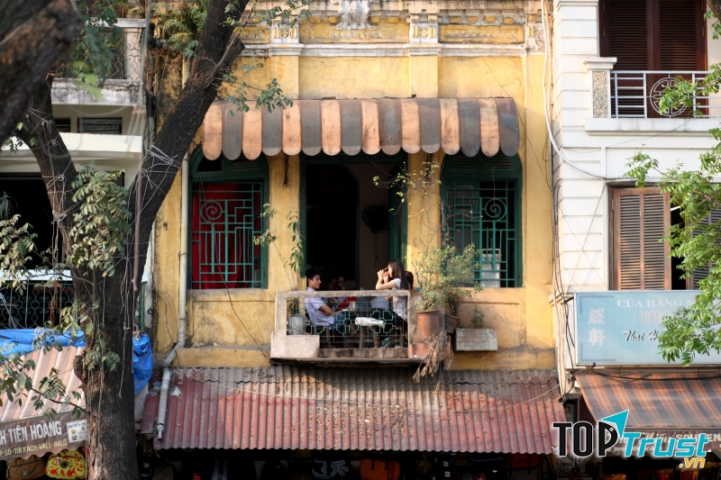 Đinh cafe nhìn từ bên ngoài