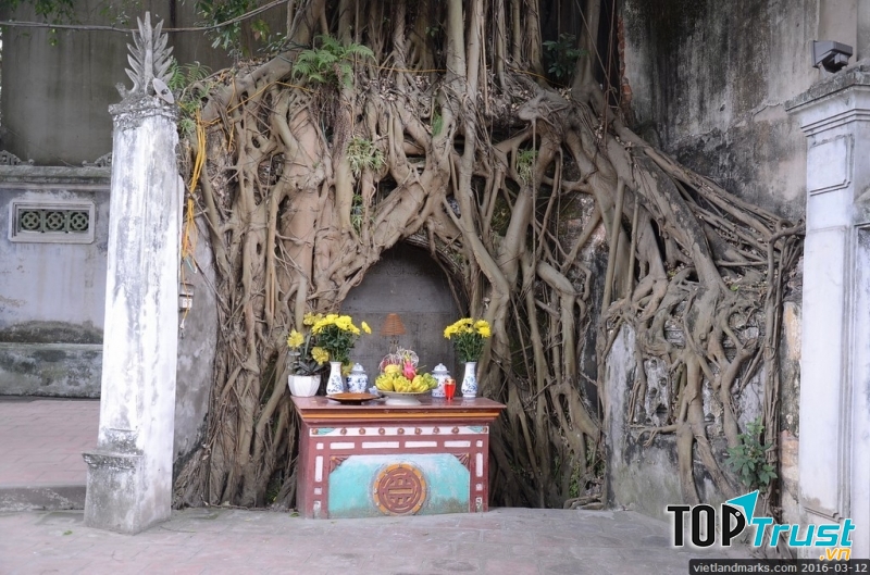 Tấm Văn bia đá đen trong Đình Kim Liên