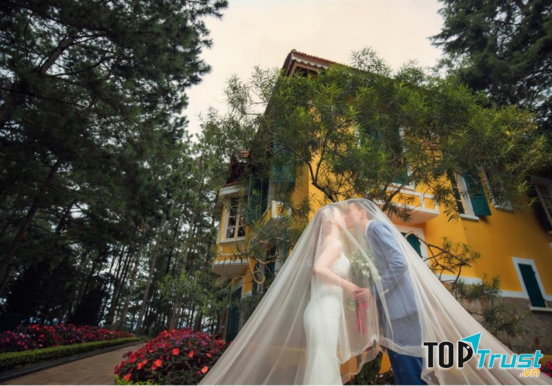 Dinh 1 là một địa điểm yêu thích chụp ảnh cưới của các cắp đôi tại Đà Lạt
