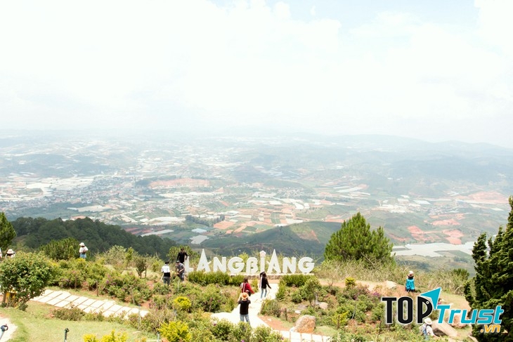 Lên đỉnh Langbiang ngắm mây trời Đà Lạt