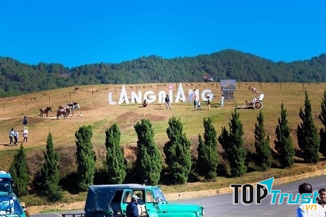 Đỉnh núi thu vào tầm mắt