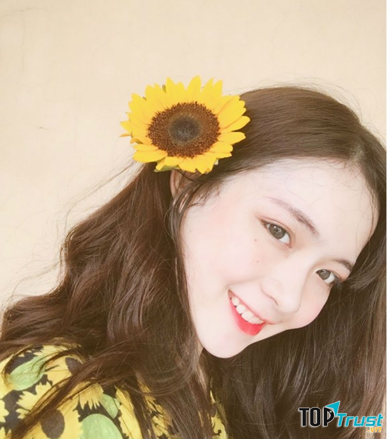 Phi Linh sỡ hữu đôi mắt to tròn và làn da trắng.