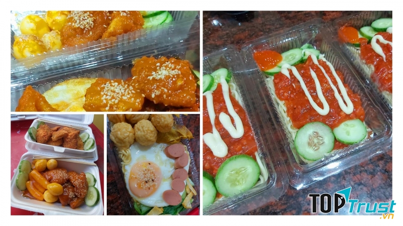 Cơm gà cay trứng bơ tỏi 30k, Mỳ ý 25k, Mỳ trộn phần 30k, Gà lắc phô mai 25k, Bánh gạo xào gà cay trứng cút 25k