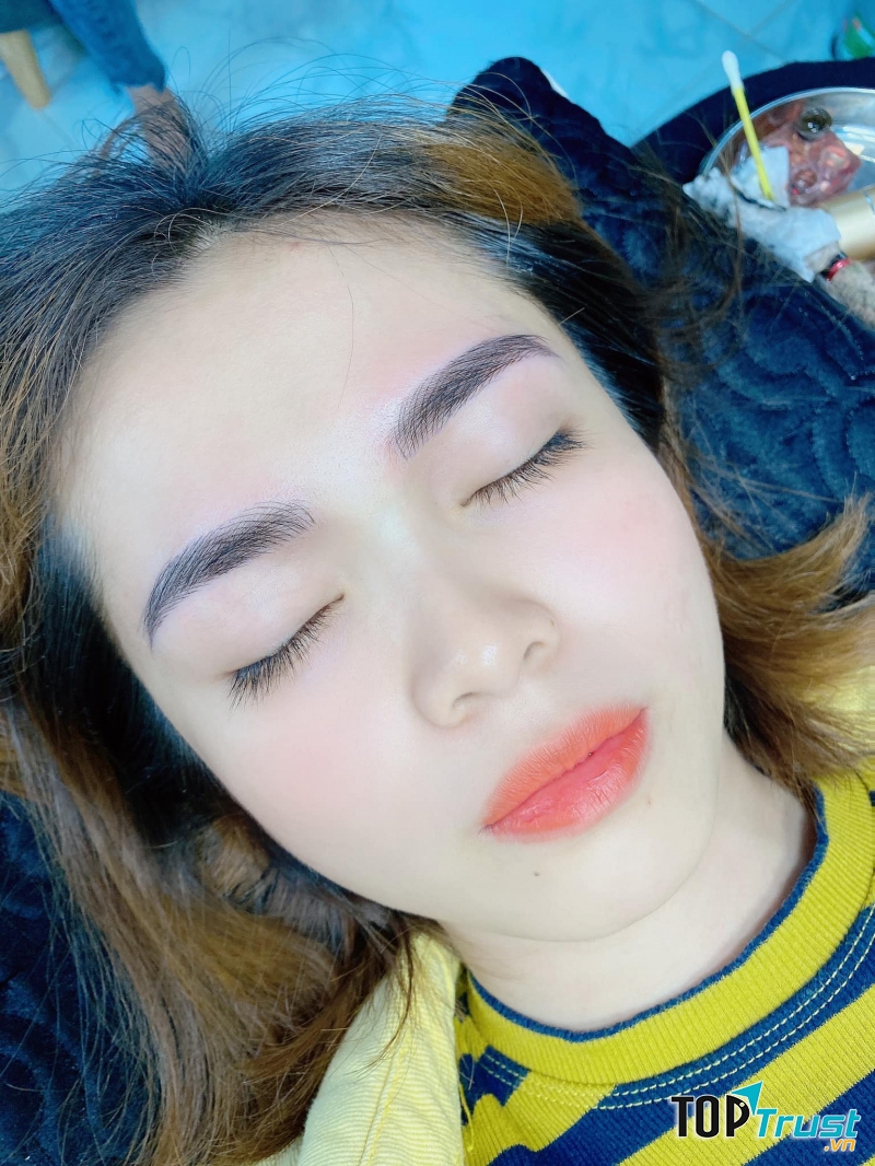 Đinh Nguyễn Thuỳ Dương phun xăm thẩm mỹ