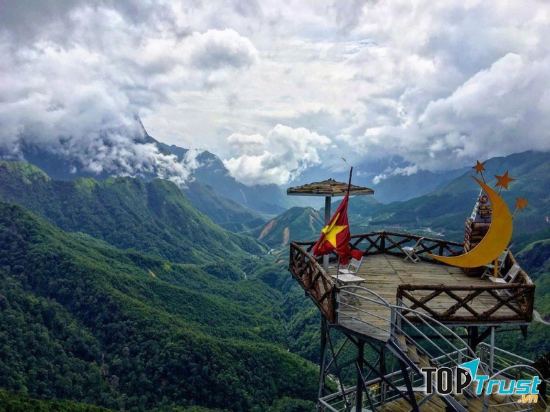 Vẻ kỳ vĩ của núi rừng Tây Bắc nhìn từ đỉnh Ô Quy Hồ