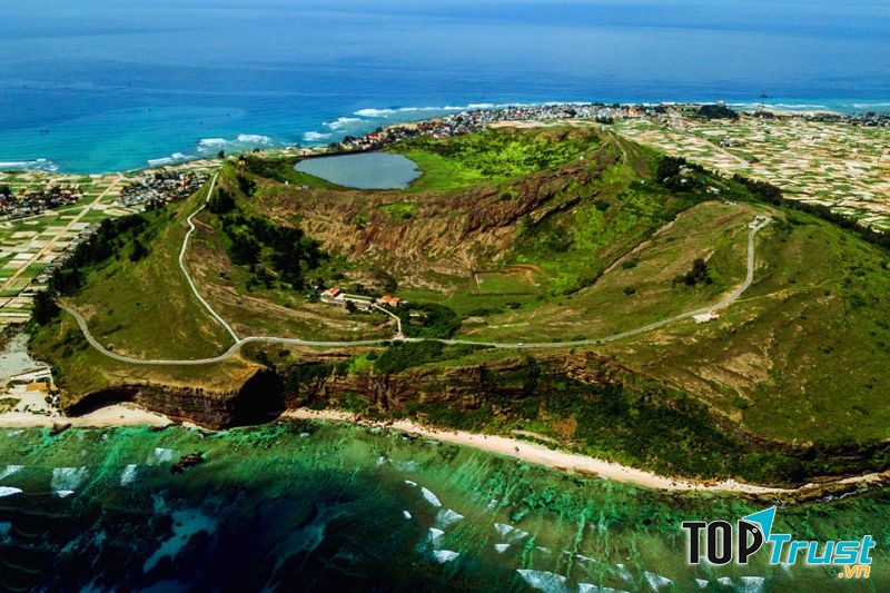 Miệng núi lửa Thới Lới có hồ nước trên đỉnh núi Thới Lới phun nổ cách nay 1 triệu năm