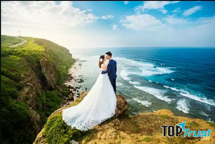 Đỉnh Thới Lới, nơi các cặp uyên ương đến chụp ảnh cưới