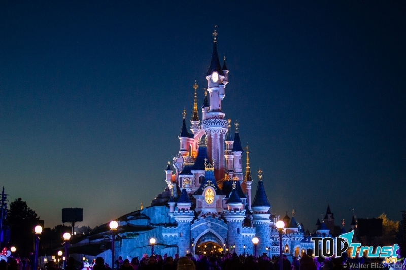 Disneyland Paris về đêm