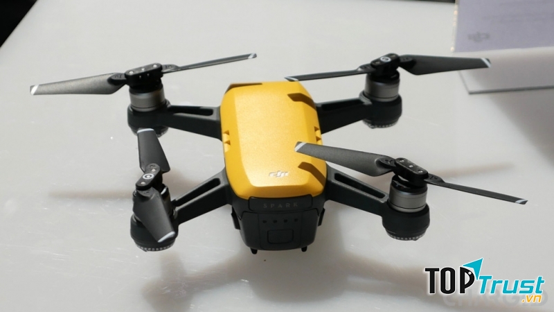 DJI - máy bay gắn camera siêu hiện đại của Spark