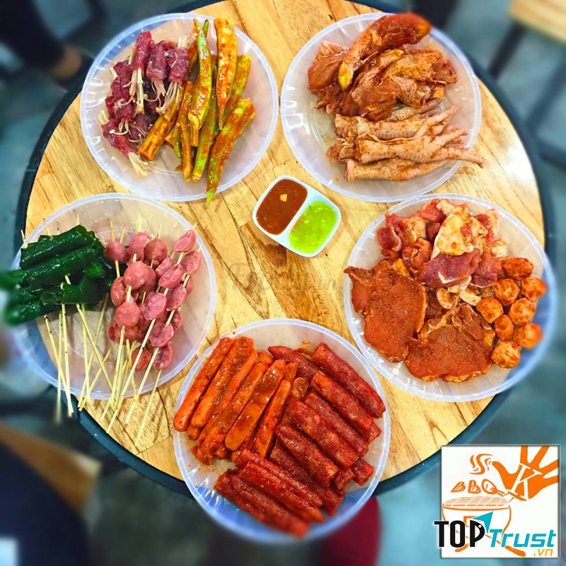 Menu buffet cũng rất đa dạng và chất lượng như ba chỉ heo, ba chỉ bò, cánh gà, ếch, đùi gà,... cho bạn ăn thả ga