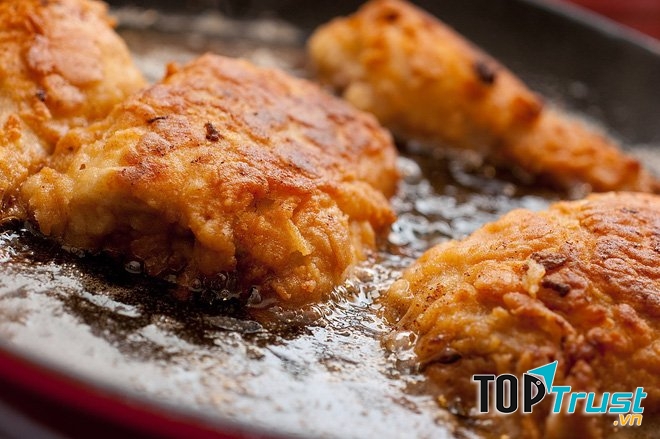 Người bị gout không nên ăn đồ ăn nhiều dầu mỡ