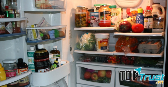 Để thức ăn nóng trong tủ lạnh sẽ phát ra hơi nóng từ thực phẩm làm tăng nhiệt độ tạm thời trong tủ lạnh dẫn đến hiệu quả lưu trữ thực phẩm không được như mong muốn