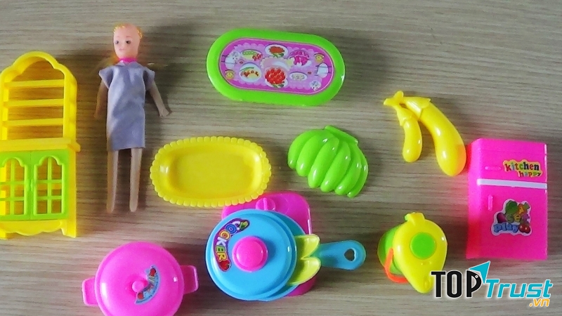 Đồ chơi nấu ăn giúp trẻ nhận biết các loại rau, củ, gia vị.