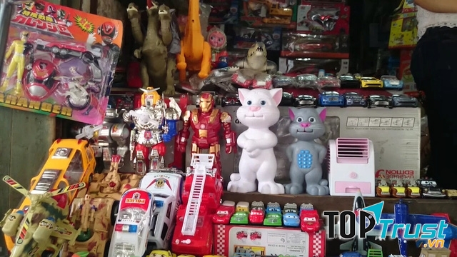 Chúng được bày bán tràn lan, công khai với tên gọi đồ chơi dạy đọc, đồ chơi kể chuyện