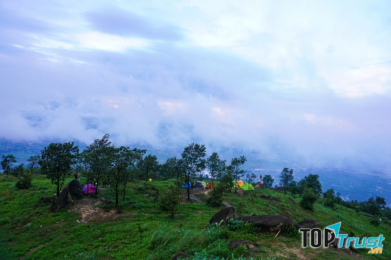 Nhớ mang theo lều bạt để cắm trại qua đêm nhé.