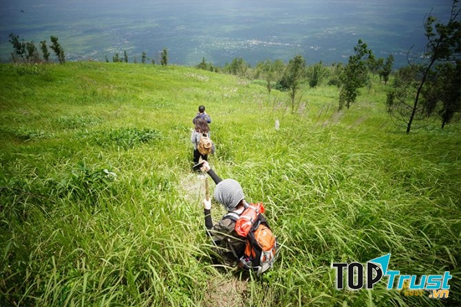 Khi leo núi các bạn nhớ chuẩn bị giày, mũ, quần áo dài tay...