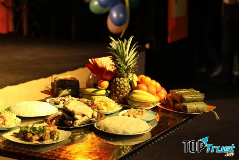 Đồ lễ trên bàn thờ