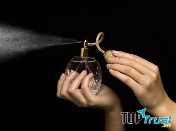 Nước hoa thật thường lưu trên da khoảng từ 3-12 tiếng