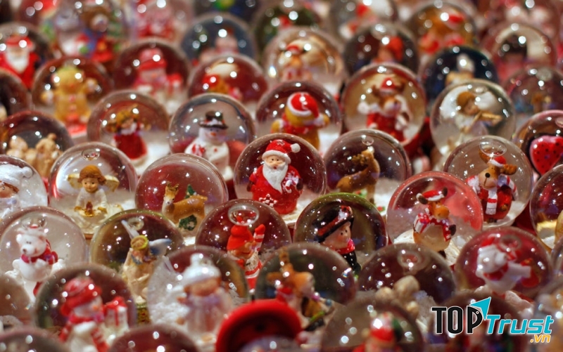 Những quả cầu tuyết long lanh với chủ đề Giáng sinh