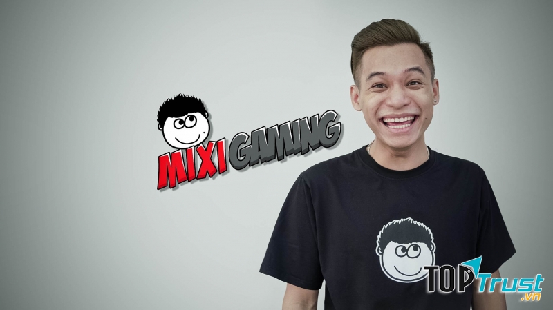 Tộc trưởng Mixi Gaming cùng logo bộ tộc