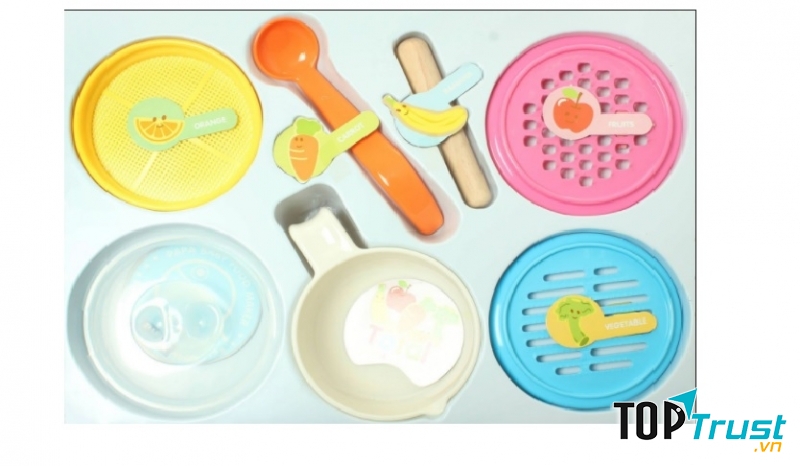 Chọn các dụng cụ ăn cho bé nhỏ, xinh, bắt mắt