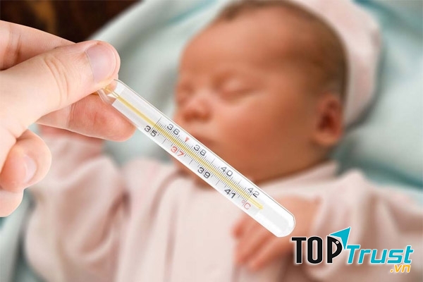 Đo nhiệt độ cho trẻ hàng ngày