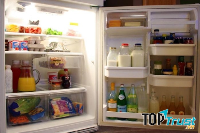 Đổ sữa uống dở vào hộp cất tủ lạnh