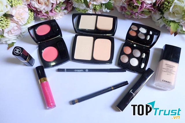 Bạn có thể tặng mẹ một bộ trang điểm đơn giản nhưng tiện lợi nhé.