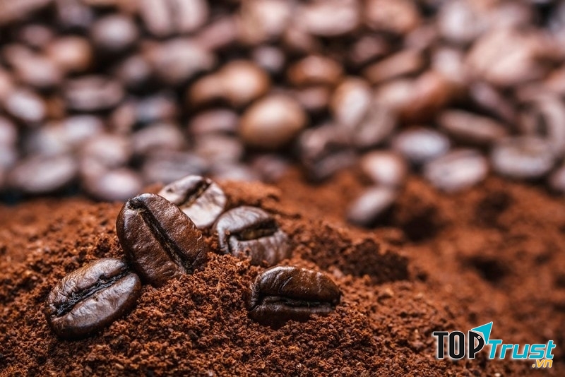 Bột cà phê nguyên chất rất nhẹ, có độ xốp, tơi và rời