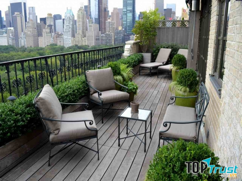 Hãy cho bé ra ban công để chơi đùa cùng cây cối.