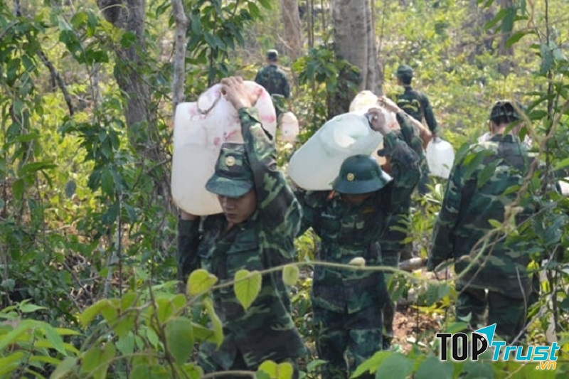 Doanh trại bộ đội trên núi Chứa Chan