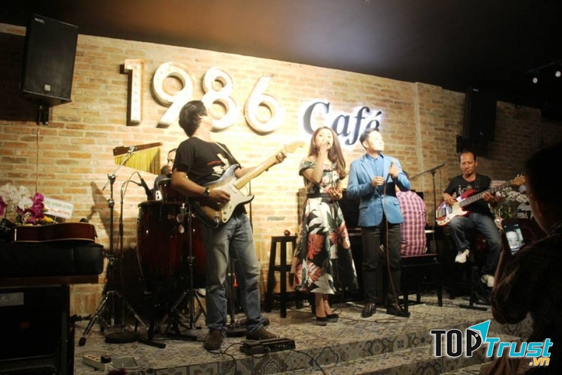 Với sự góp mặt của ca sĩ Duy Khánh và Khánh Lam