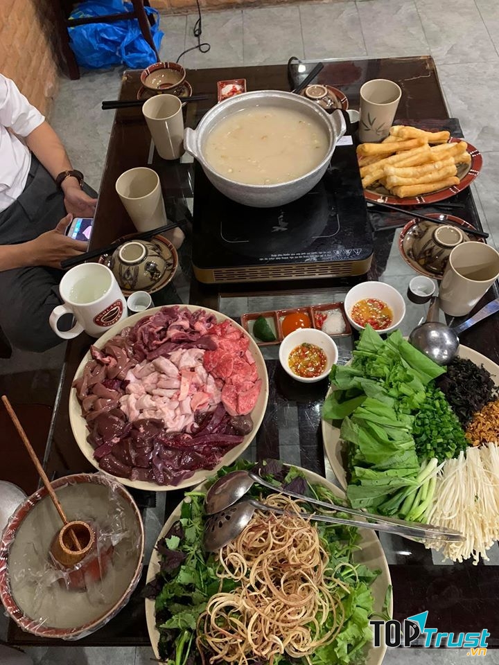 Đến với Độc Quán, thực khách sẽ được thưởng thức gợi lại trong bạn nỗi nhớ về những hương vị đặc trưng của núi rừng, hương vị đặc trưng của các món ăn dân tộc.