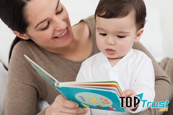 Đọc sách cho bé nghe giúp tăng vốn từ vựng.
