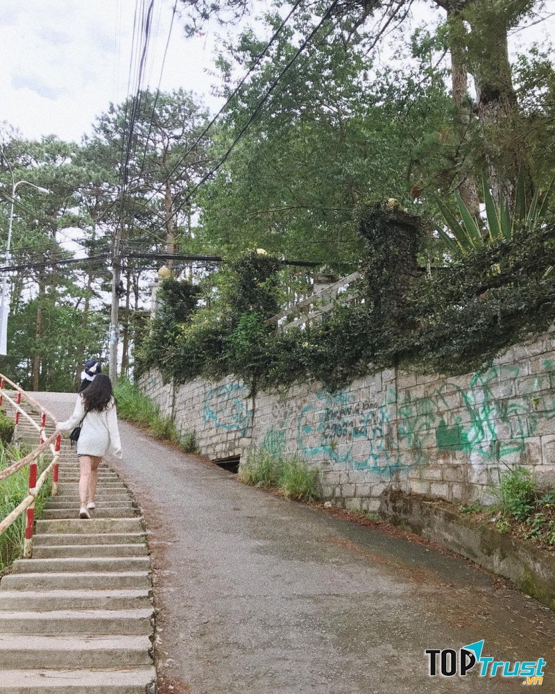 Từ đây bạn có thể phóng tầm mắt ra xa và ngắm nhìn một phần Đà Lạt mộng mơ