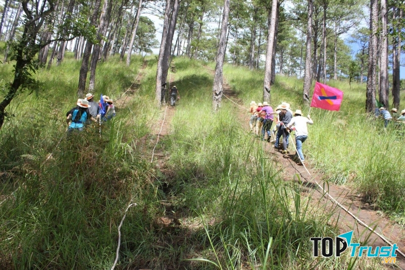 Chơi team building ở dốc Trời Ơi